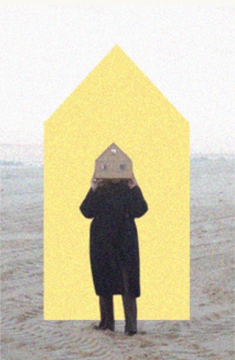 Margot Dandieu de dos sur une plage, une maquette de maison posée sur la tête, devant une maison jaune dessinée.