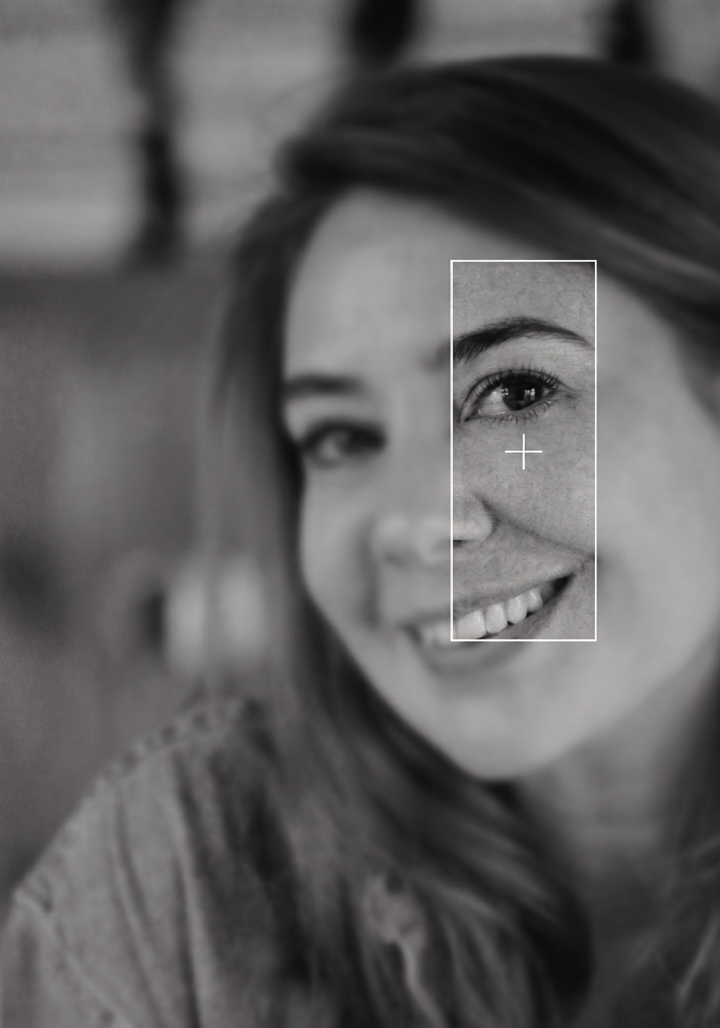 Portrait de Margot Dandieu en noir et blanc, souriante, un cadre fin et une croix de visée superposés sur son visage.